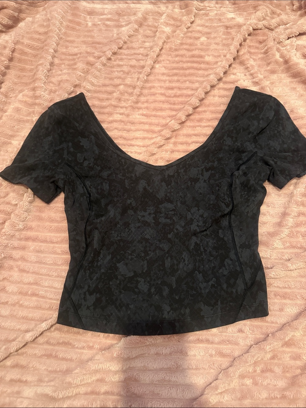 Lululemon cropped camouflage snake print black and grey v neck align top size 4 - Picture 2 of 2